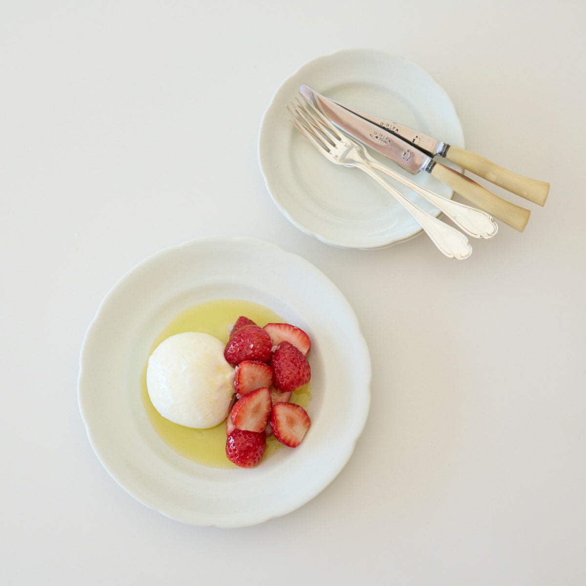 Paperwhite Flower Rim Plate M