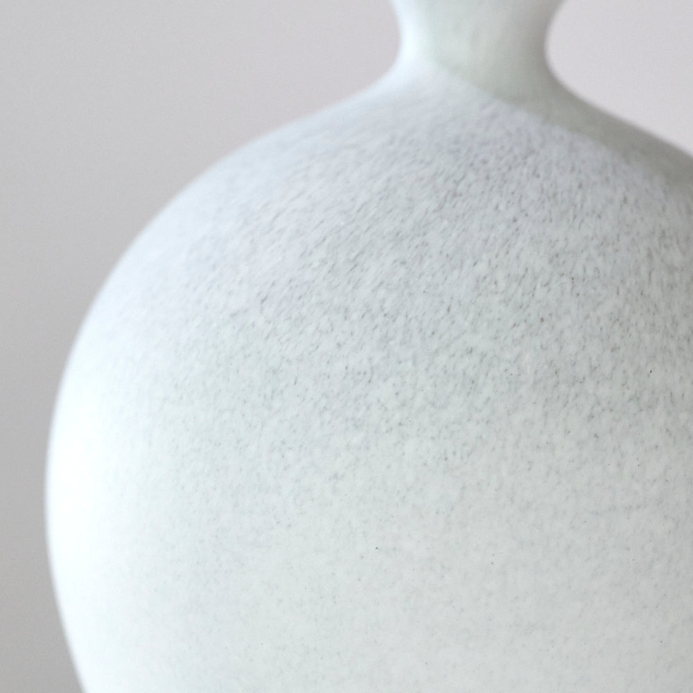052 white 梅瓶