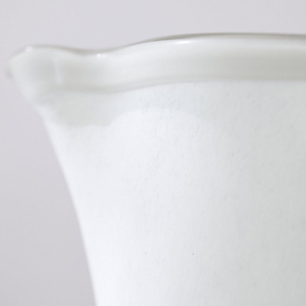 037 white 水差し