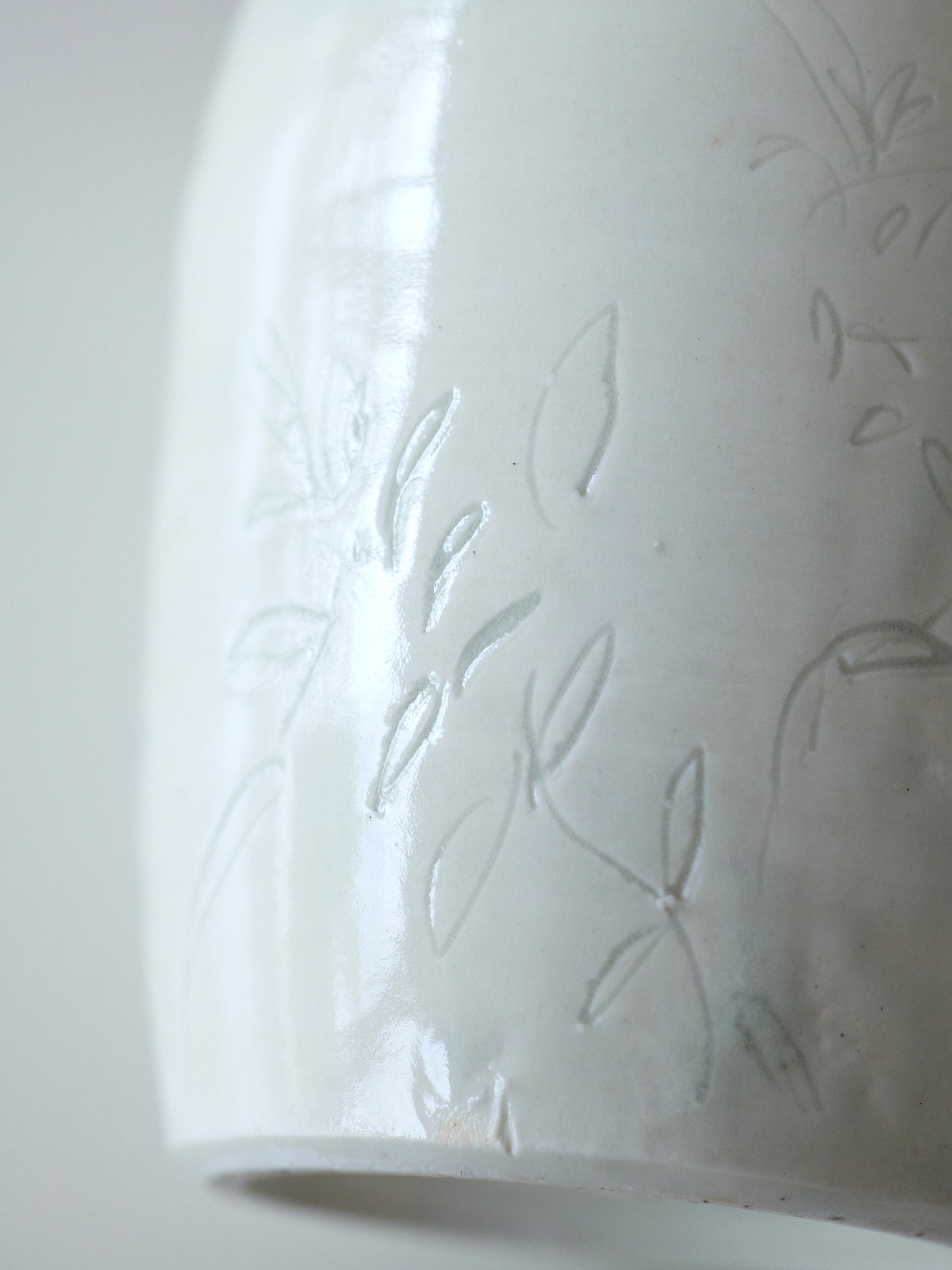 27 白瓷線刻瓶