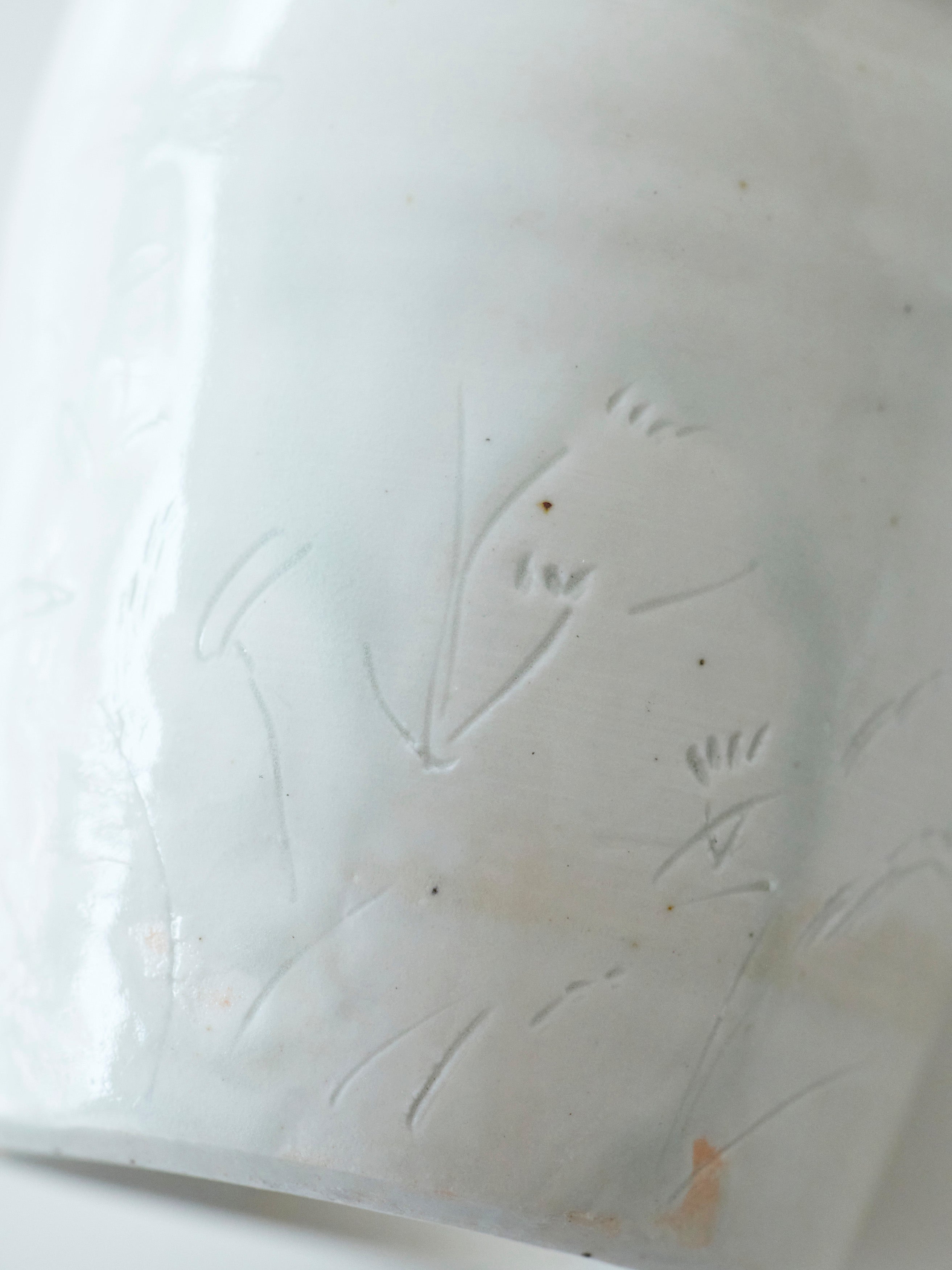 27 白瓷線刻瓶