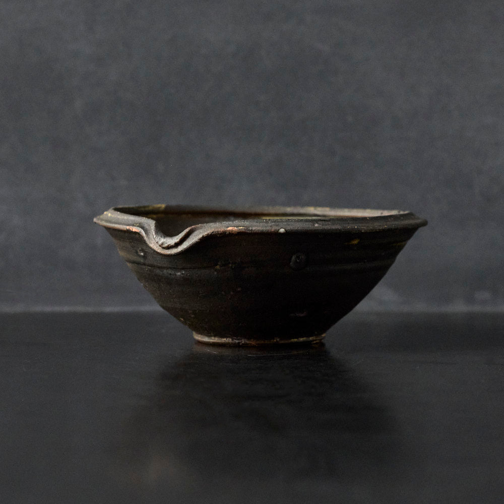 33 黒い片口鉢
