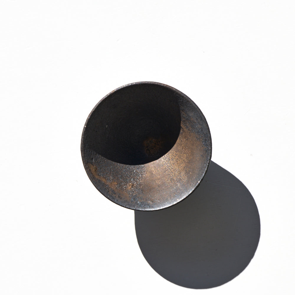 21 三角カップ 黒釉