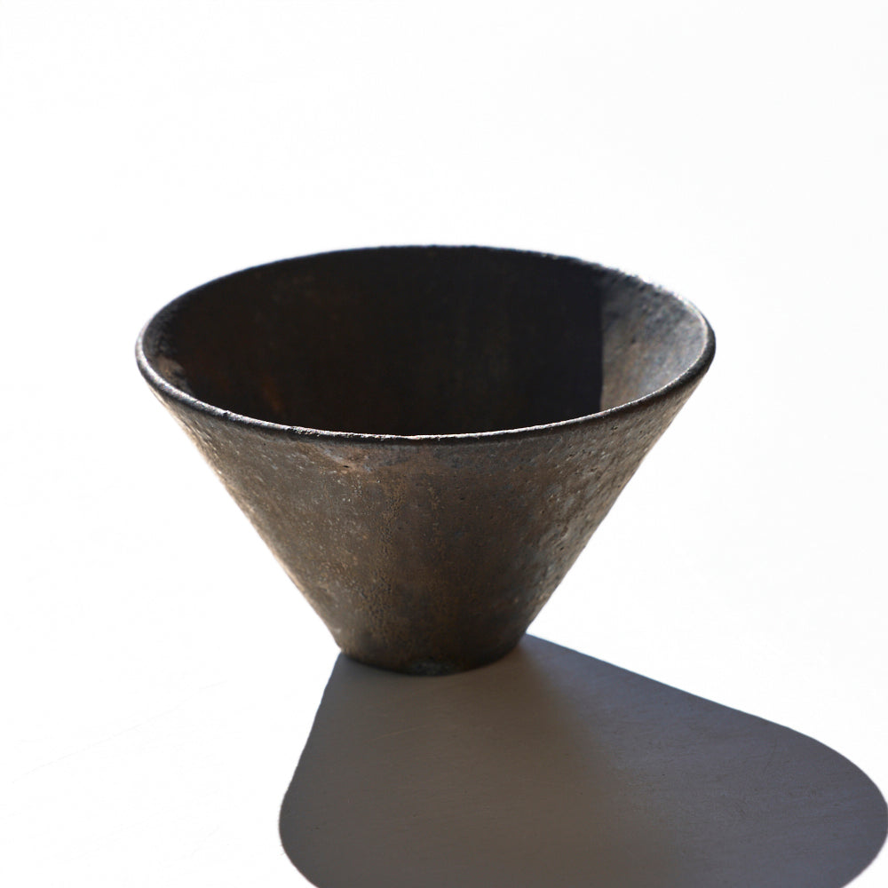 21 三角カップ 黒釉