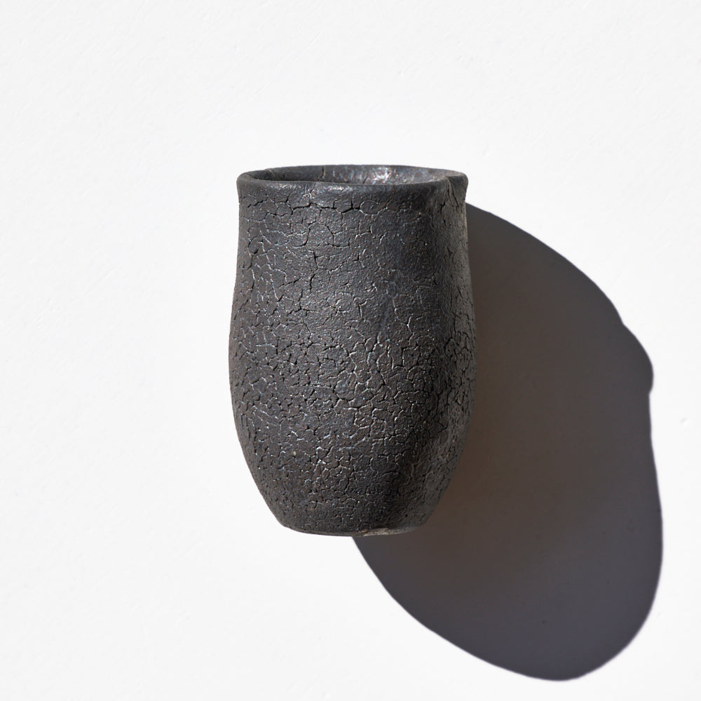 35 貫入輪花筒杯 黒釉