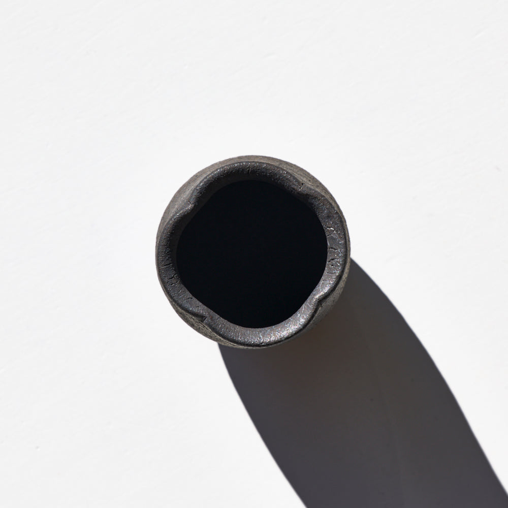 35 貫入輪花筒杯 黒釉