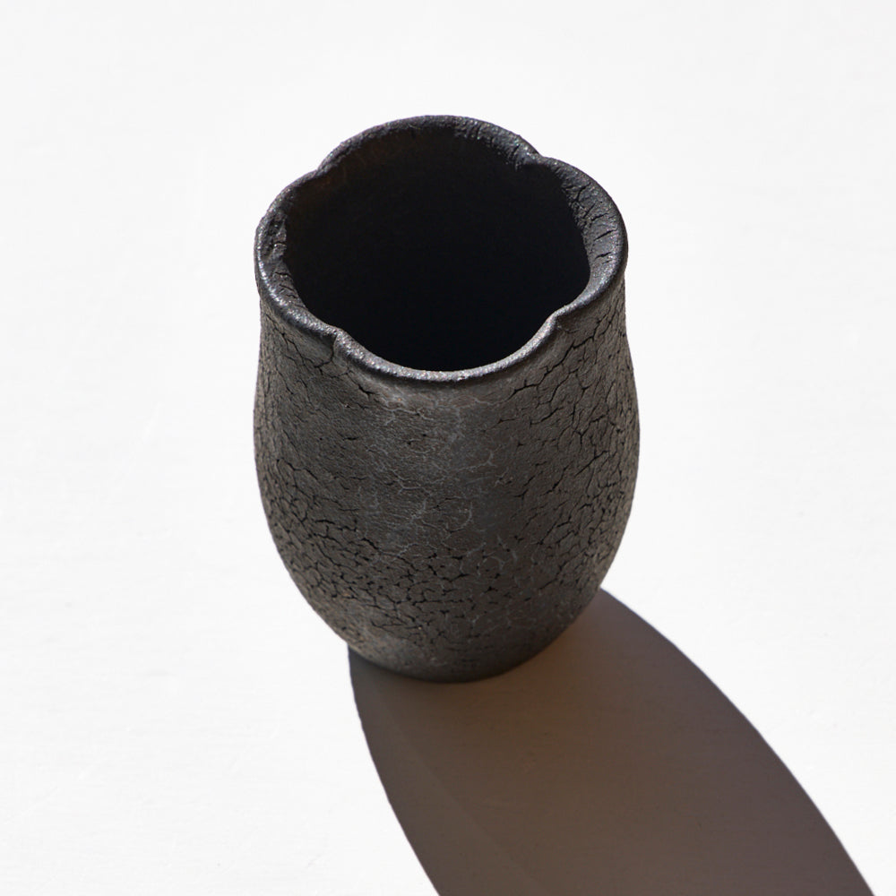 35 貫入輪花筒杯 黒釉