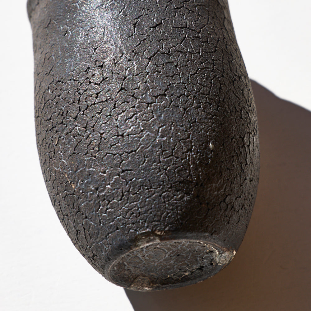 35 貫入輪花筒杯 黒釉