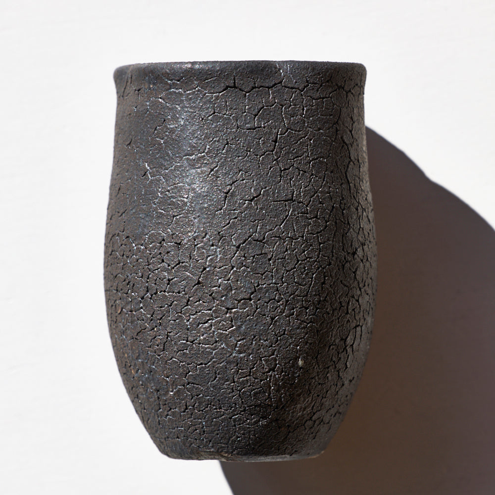 35 貫入輪花筒杯 黒釉