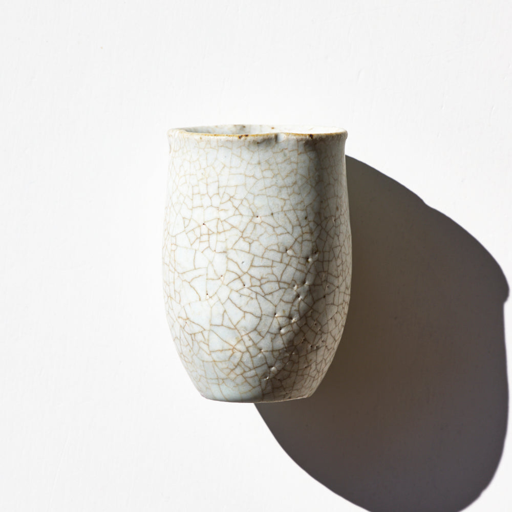 35 貫入輪花筒杯 粉引