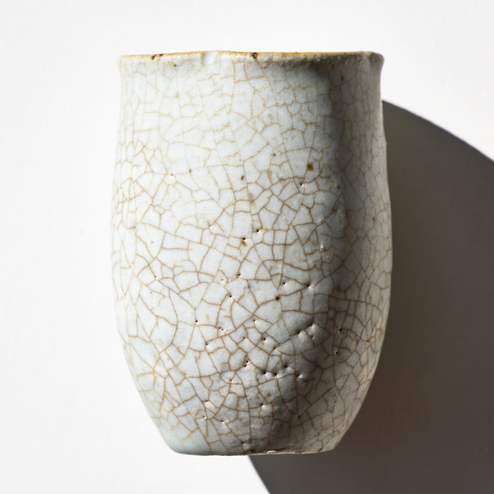 35 貫入輪花筒杯 粉引