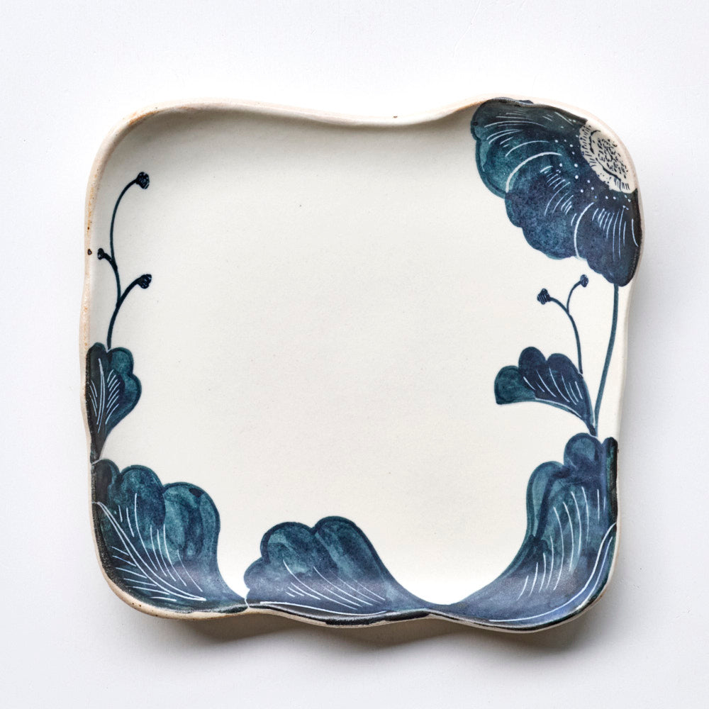 63 黒い花縁取り変形皿(角)