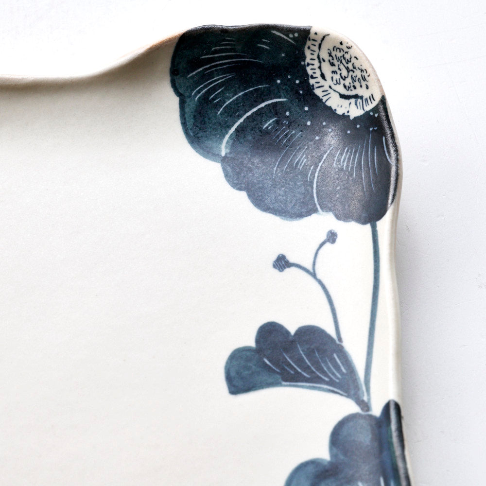 63 黒い花縁取り変形皿(角)