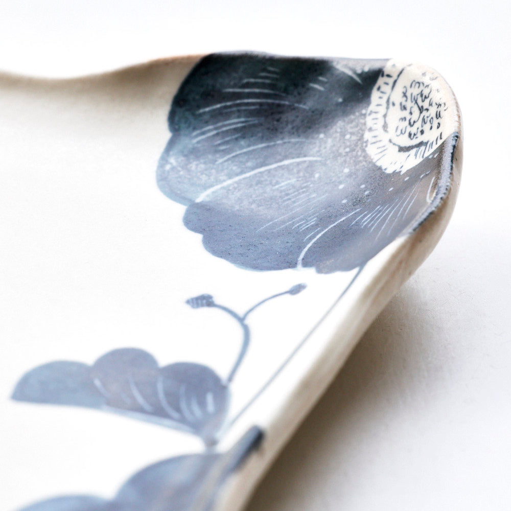 63 黒い花縁取り変形皿(角)