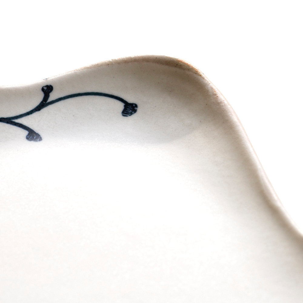 63 黒い花縁取り変形皿(角)