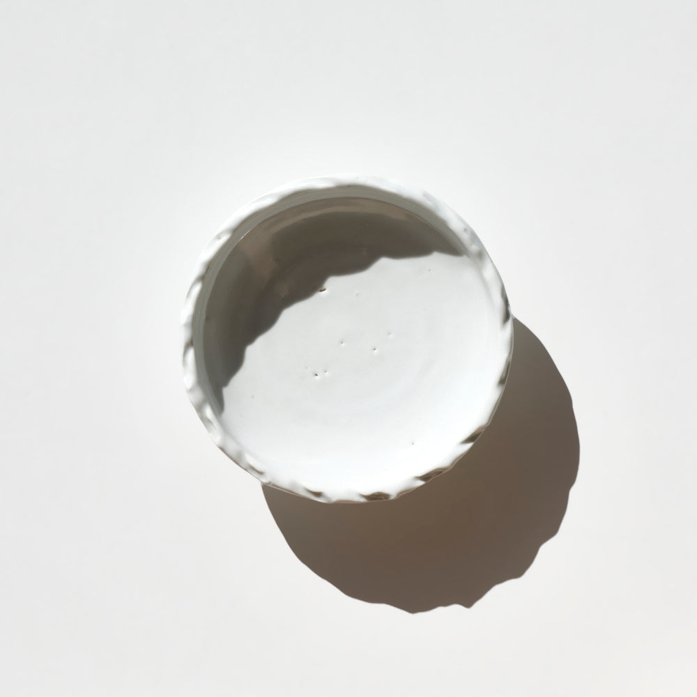 22 白磁波縁4寸皿