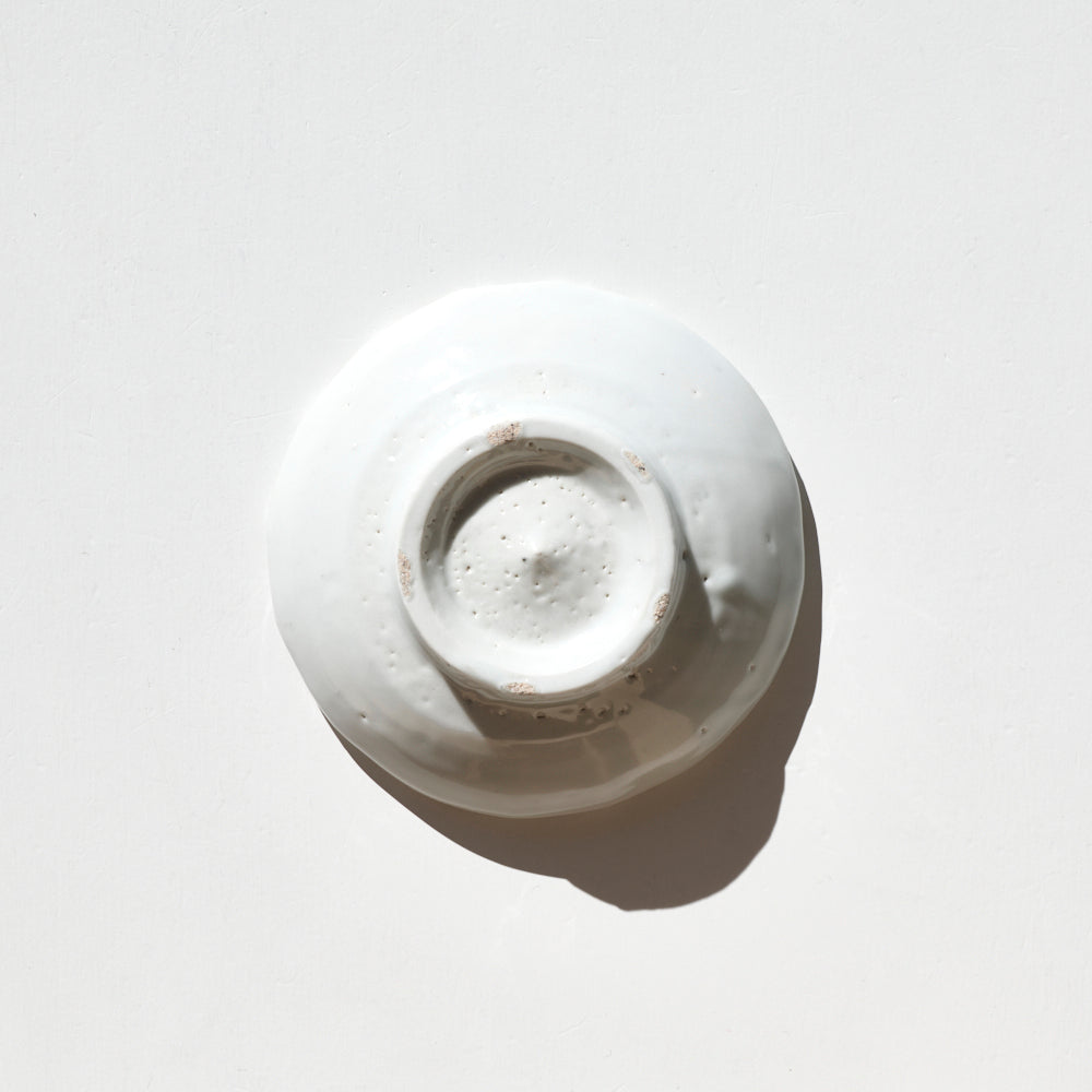 22 白磁波縁4寸皿