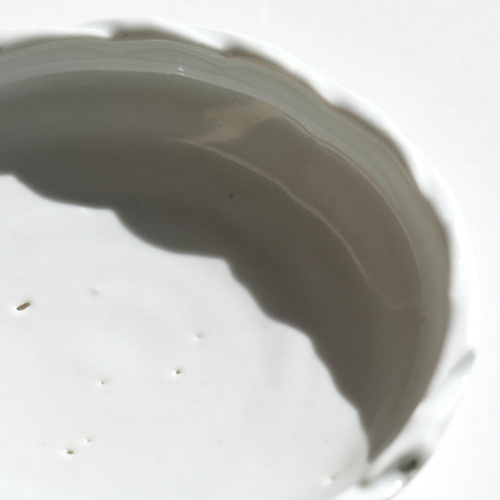 22 白磁波縁4寸皿