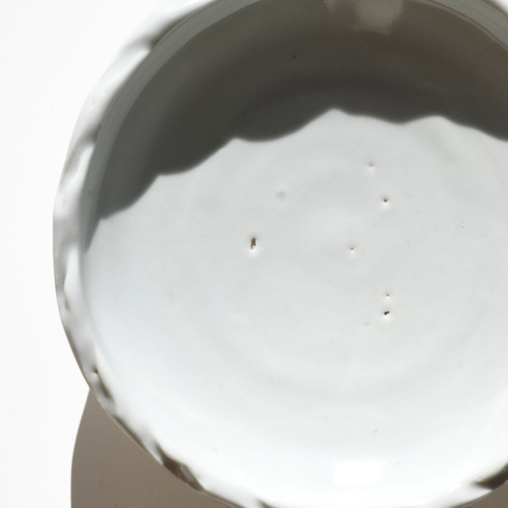 22 白磁波縁4寸皿