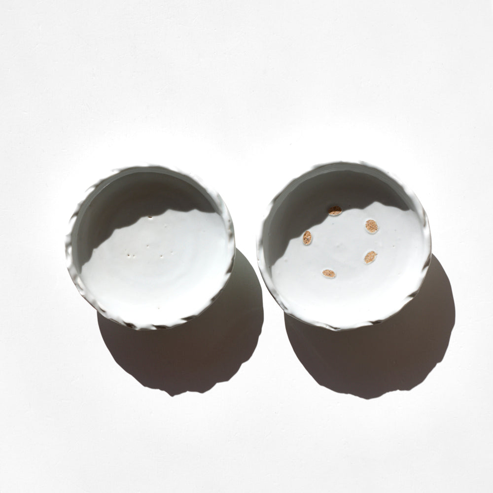 22 白磁波縁4寸皿