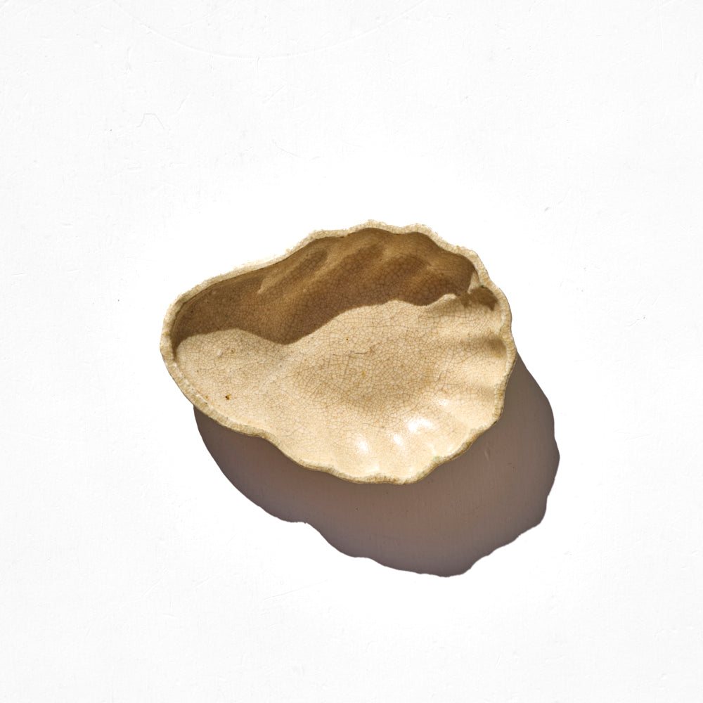 71 灰釉貝がら小皿