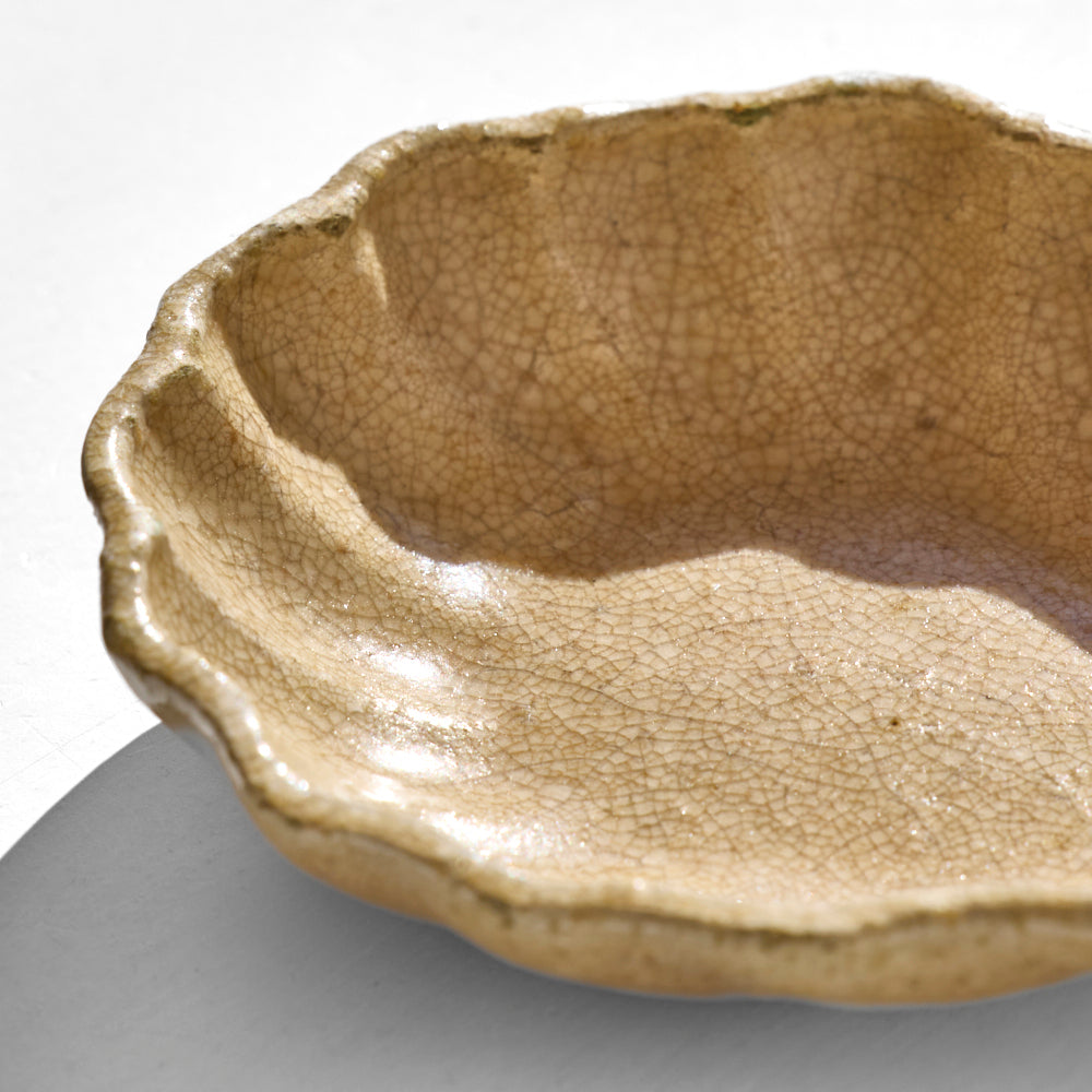 71 灰釉貝がら小皿