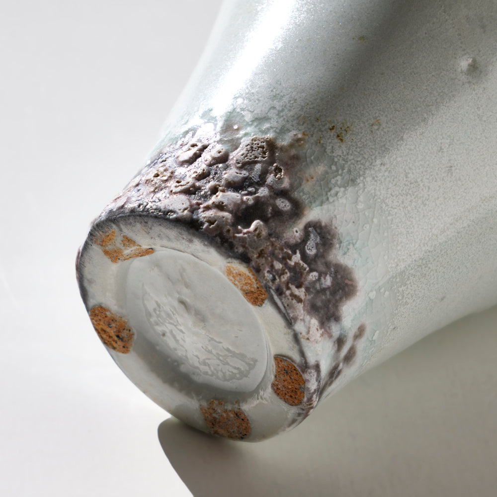 11 白磁窯変花入