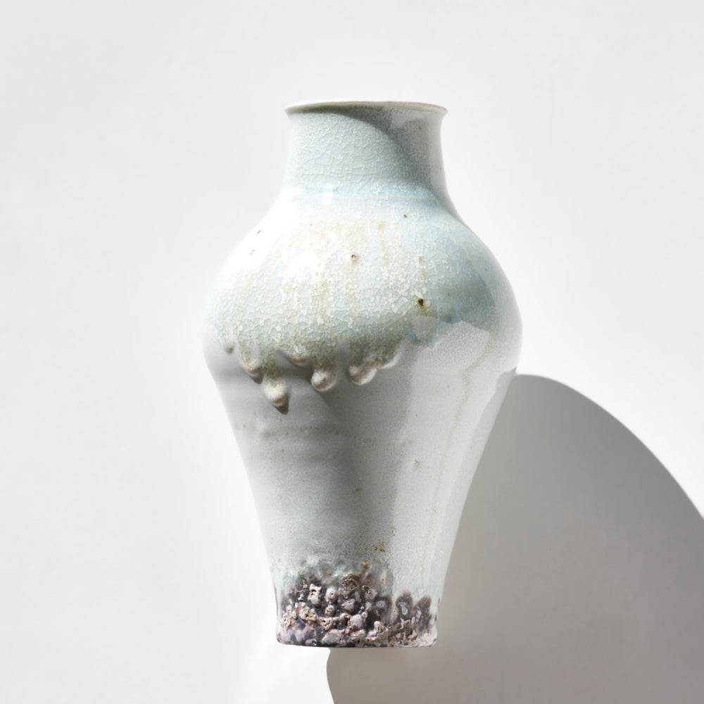 11 白磁窯変花入