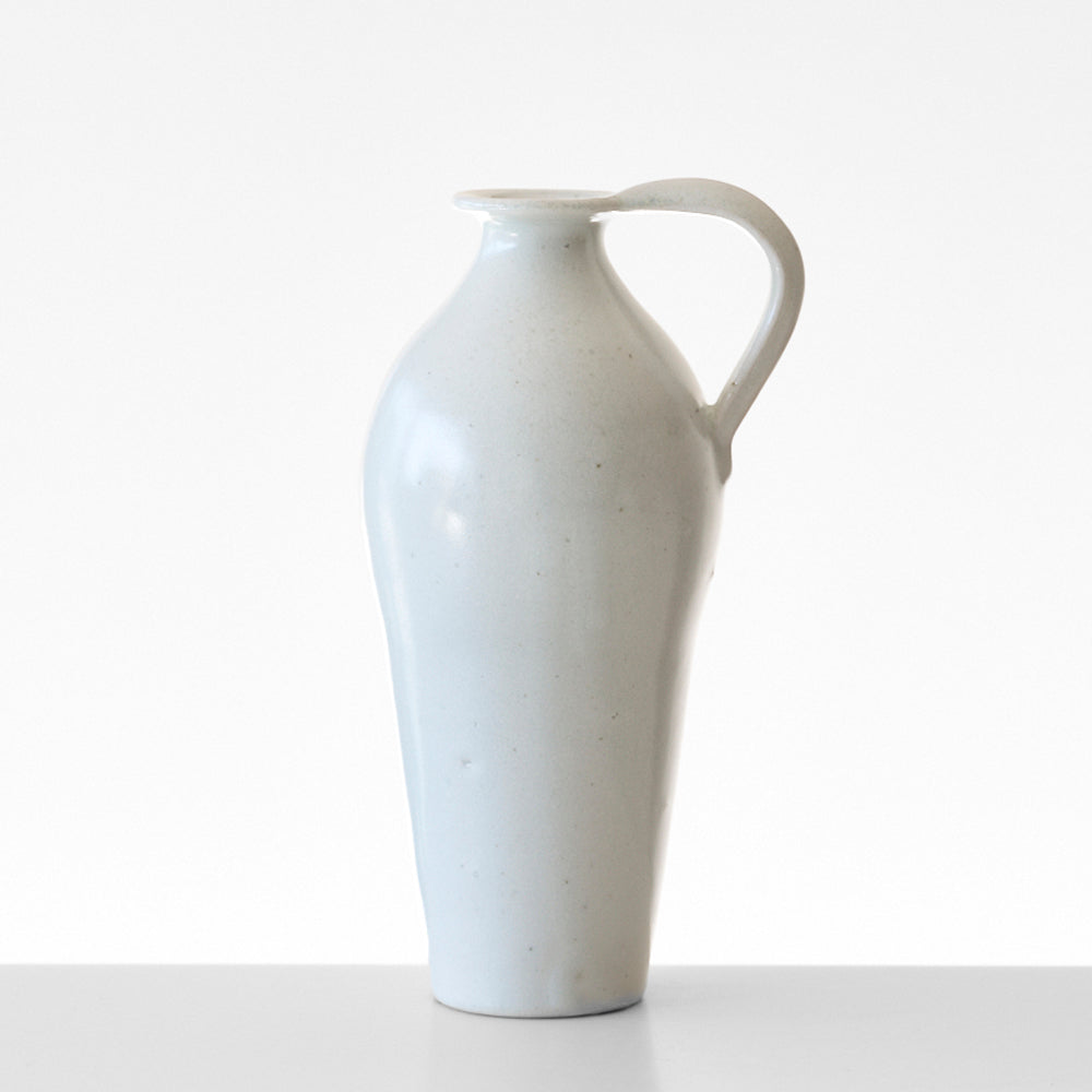 14 白磁片手付花入