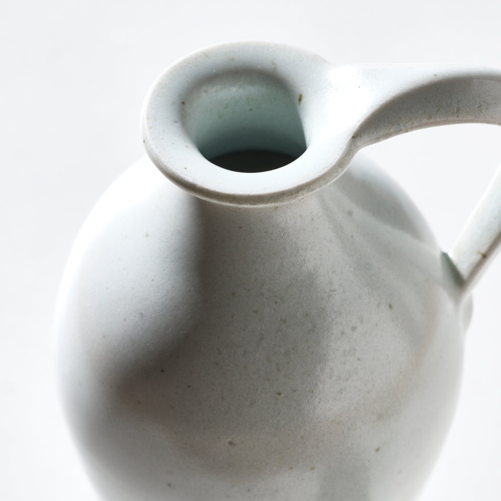 14 白磁片手付花入