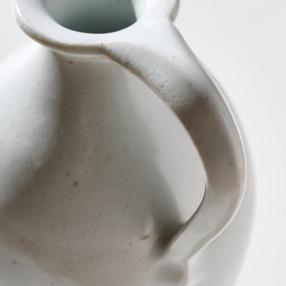 14 白磁片手付花入