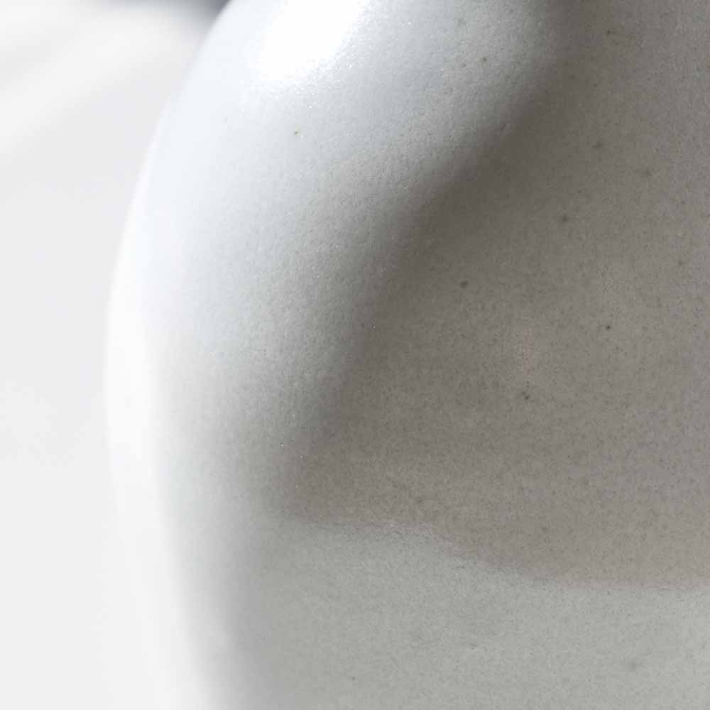 14 白磁片手付花入