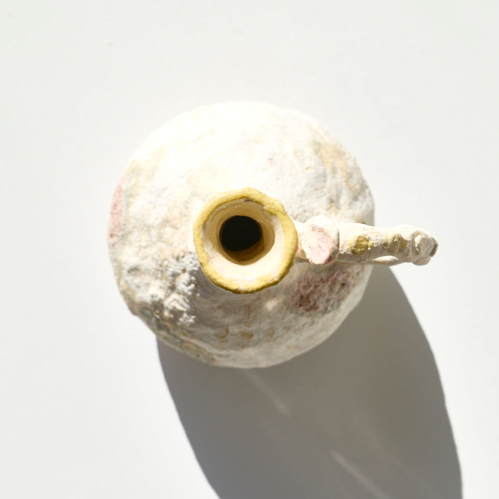 85 土化粧片手付花入(白)