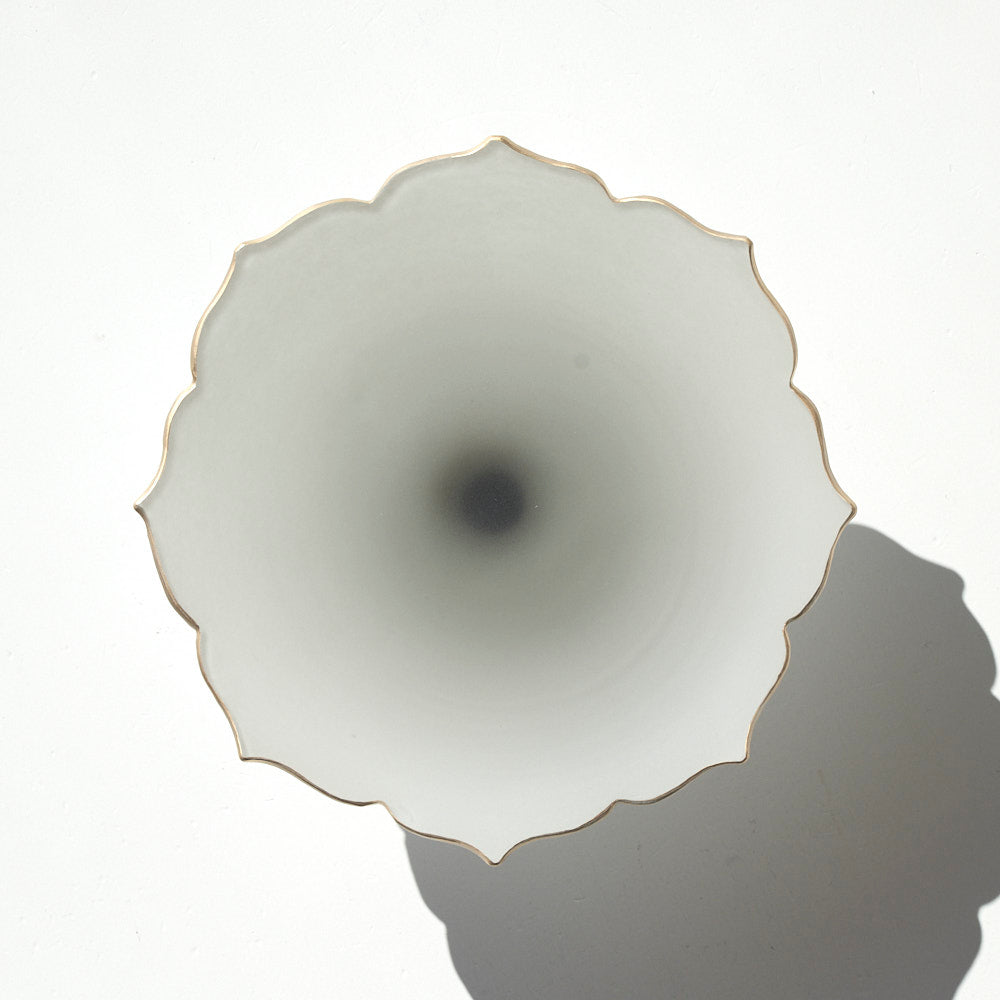 52 白のうつわ 金縁稜花コンポート