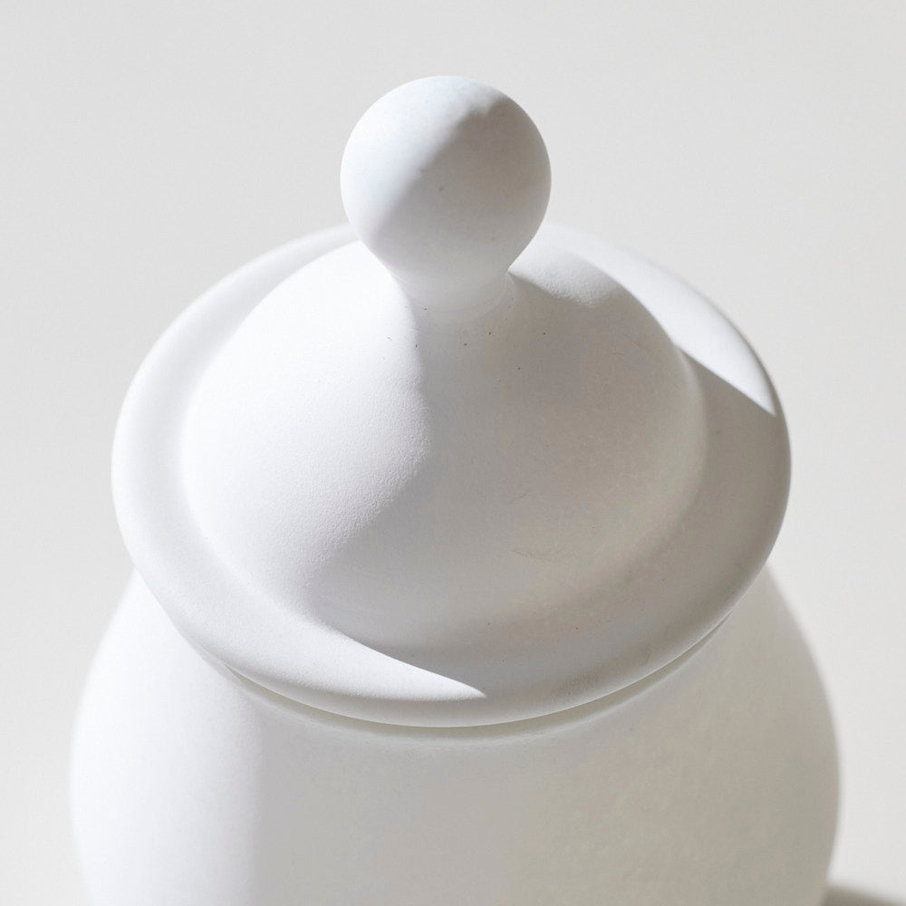 48 白のうつわ 蓋物(玉取手)