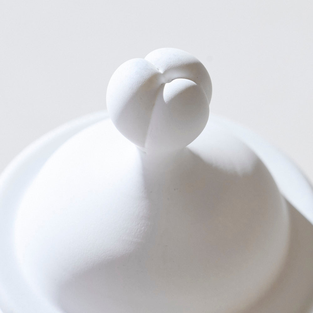 49 白のうつわ 蓋物(蕾取手)