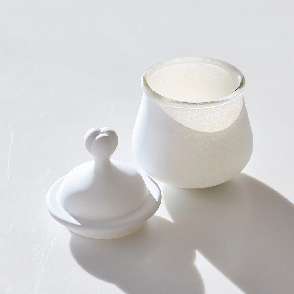 49 白のうつわ 蓋物(蕾取手)