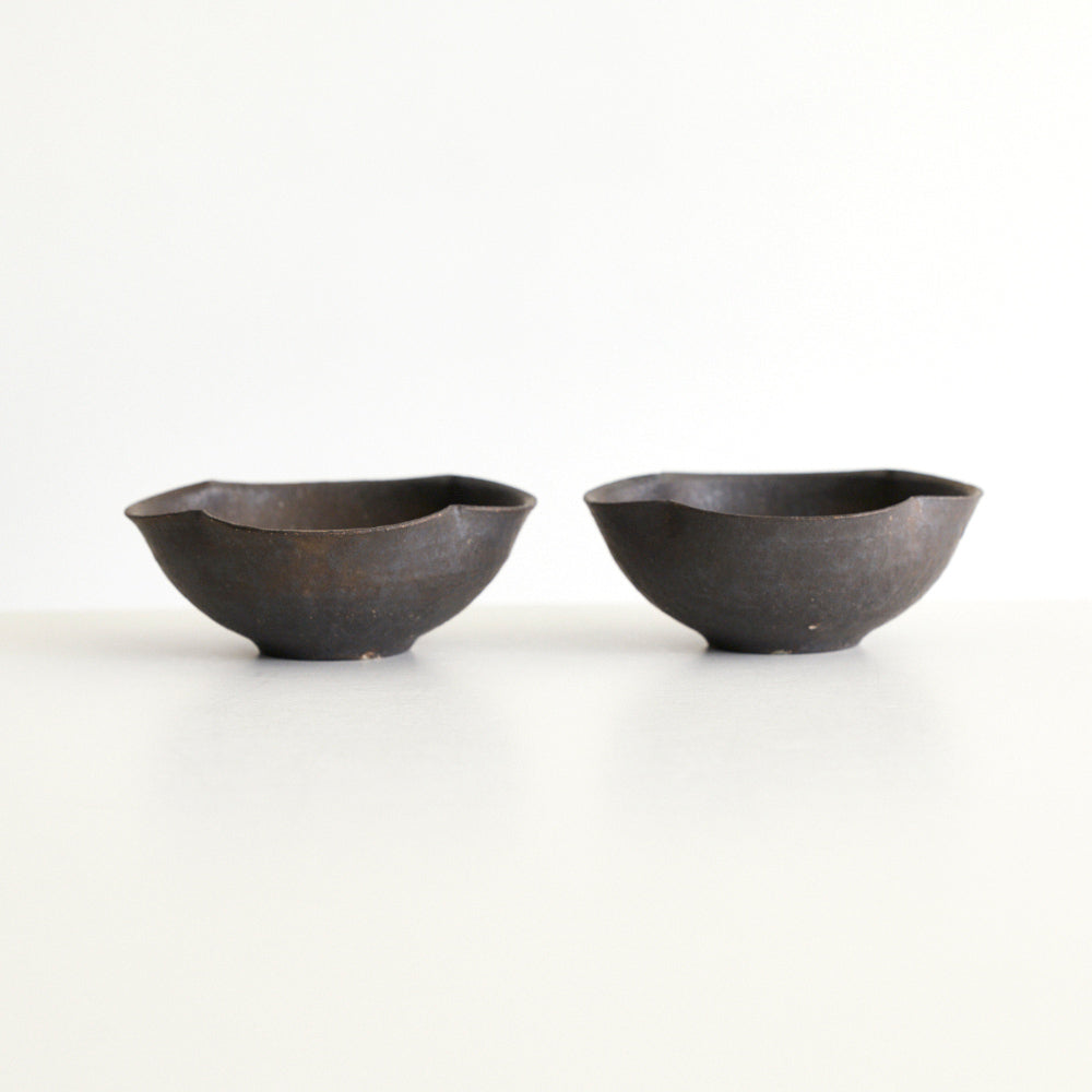 Black-glazed fluted small bowl