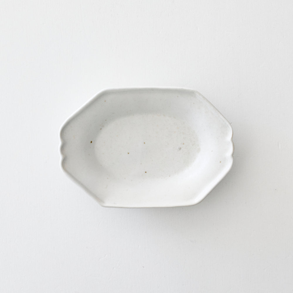 13 白釉型打ちオーバル小皿