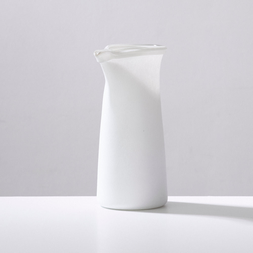 037 white 水差し