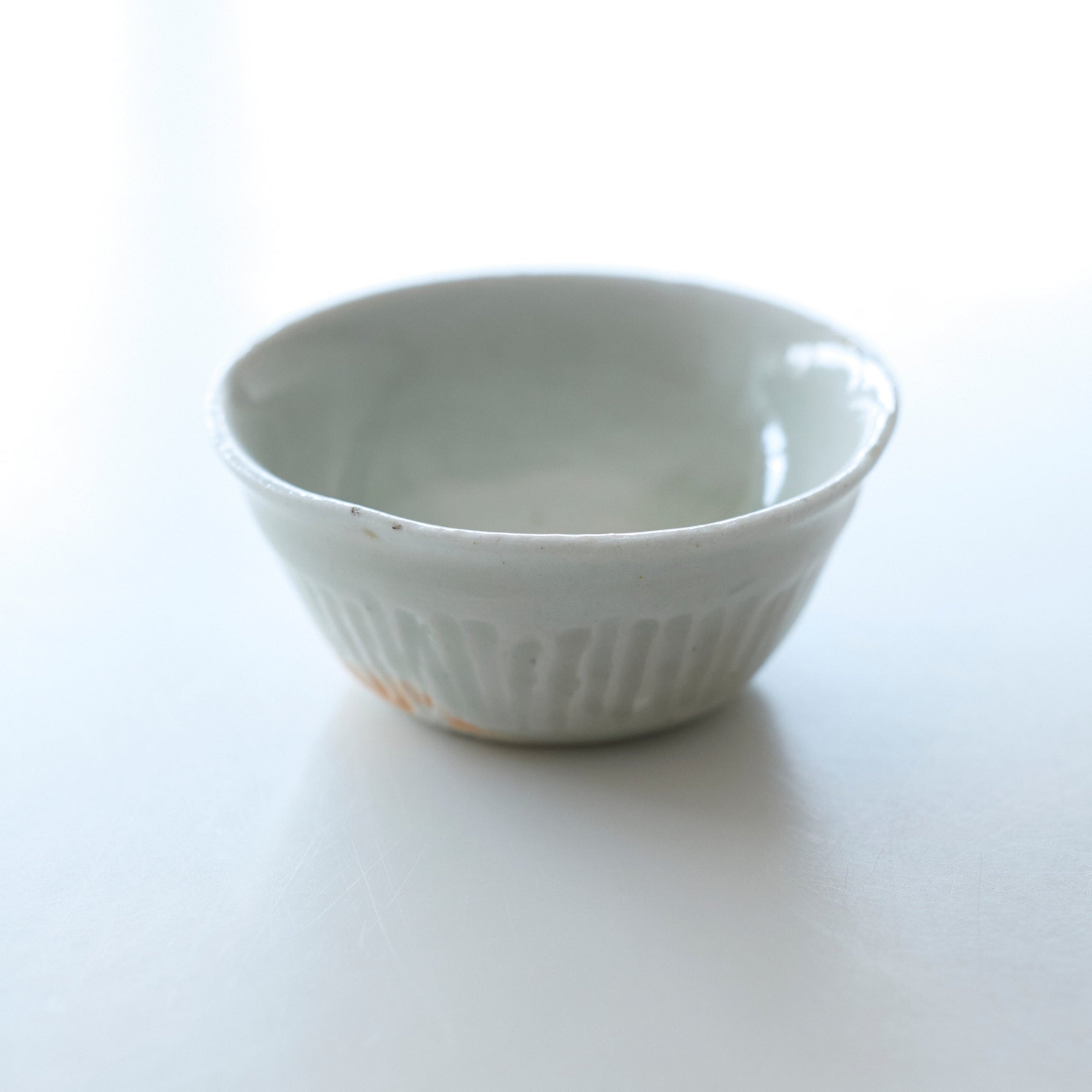 18 白瓷線刻豆杯