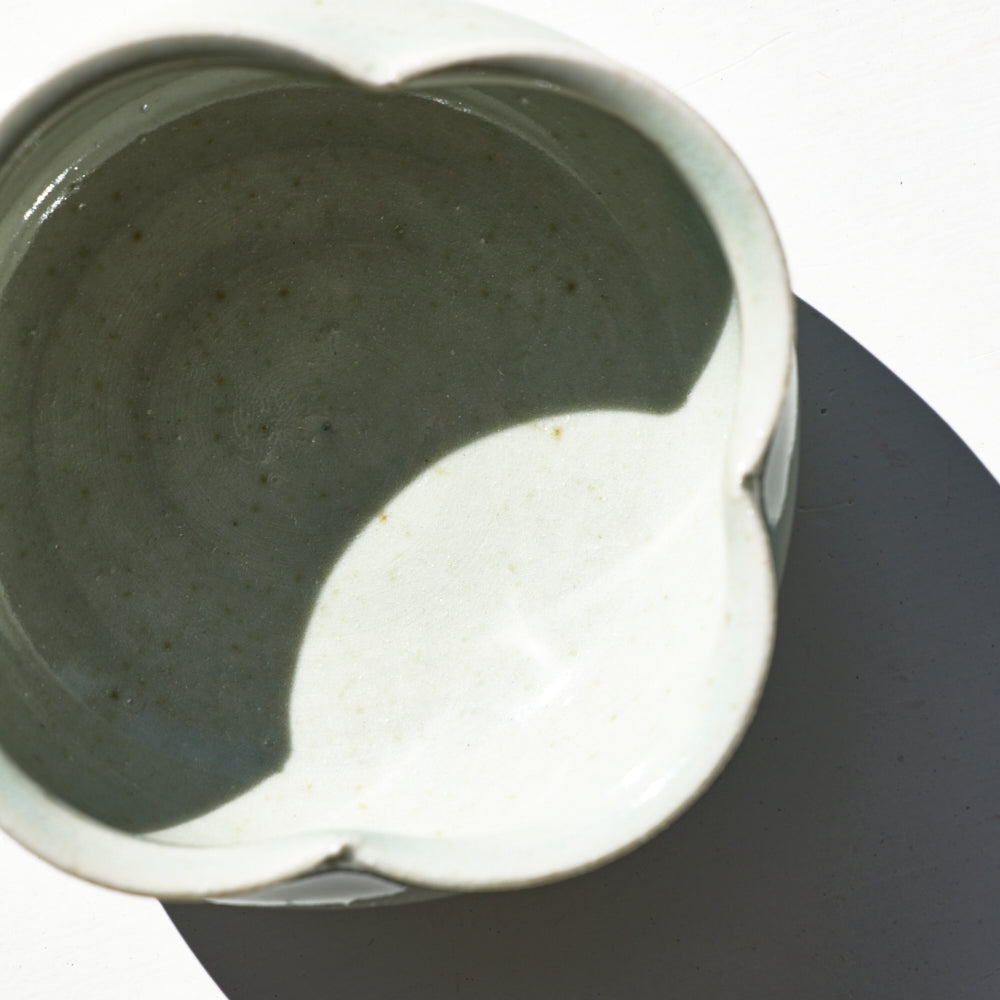 31 輪花小鉢 灰長石