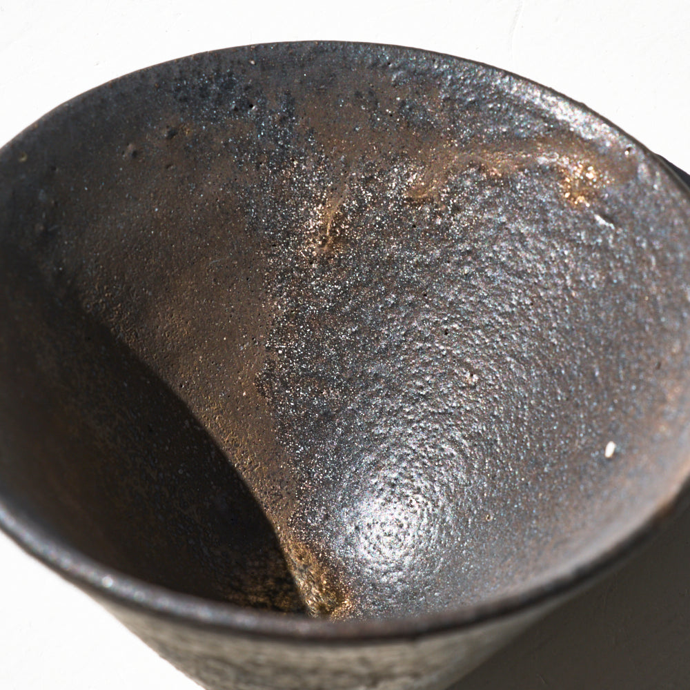 21 三角カップ 黒釉