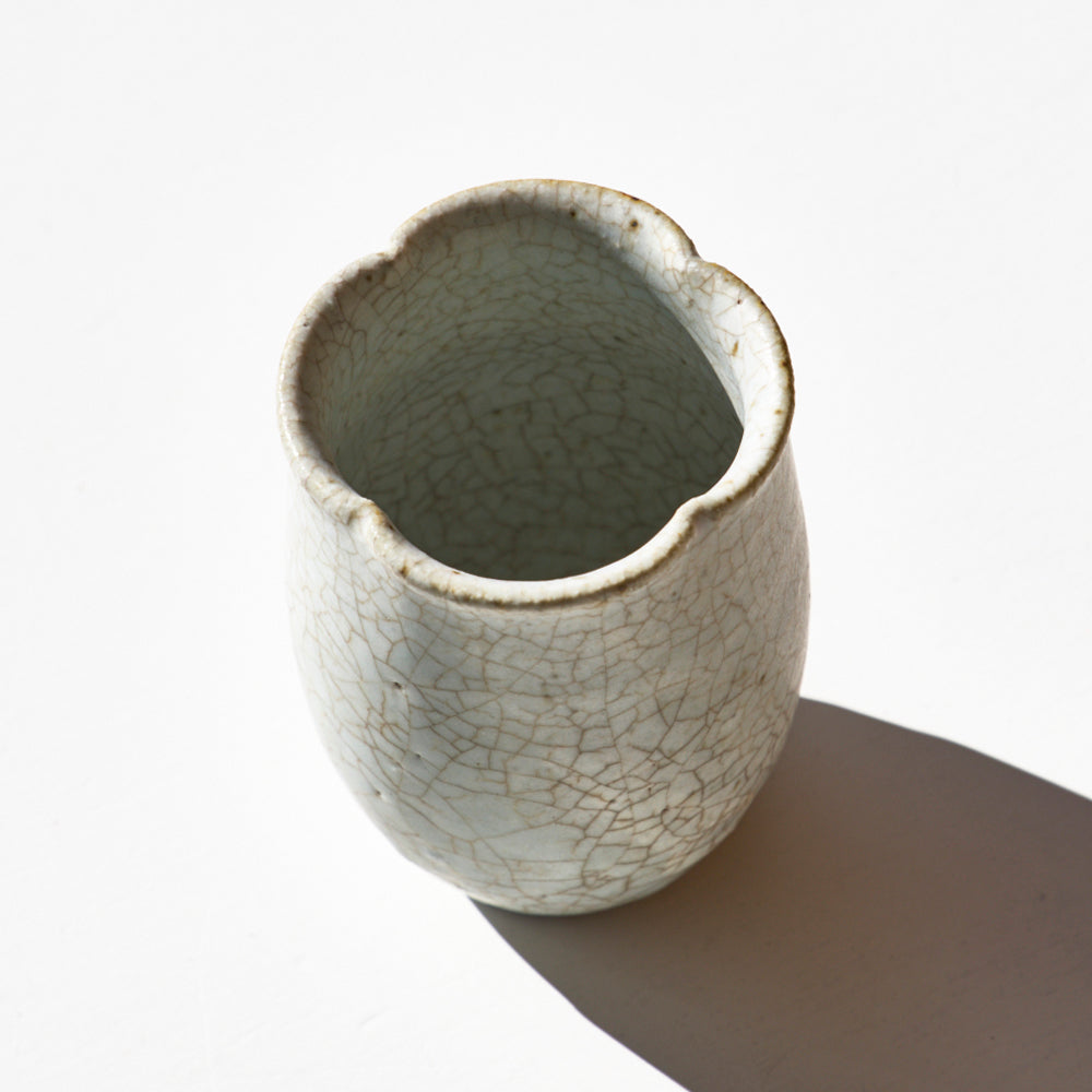 35 貫入輪花筒杯 粉引