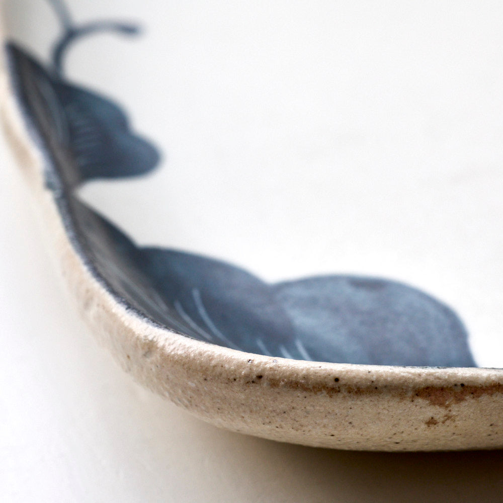 63 黒い花縁取り変形皿（角）