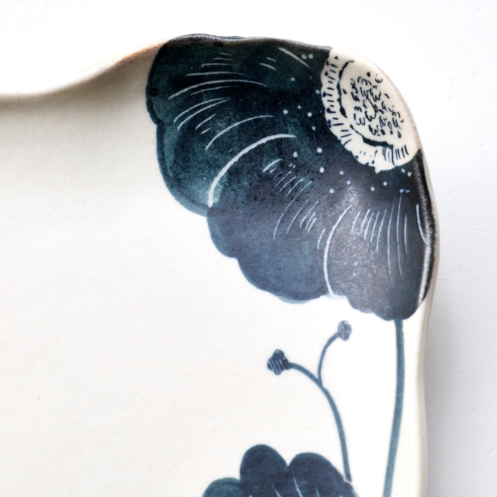 63 黒い花縁取り変形皿（角）