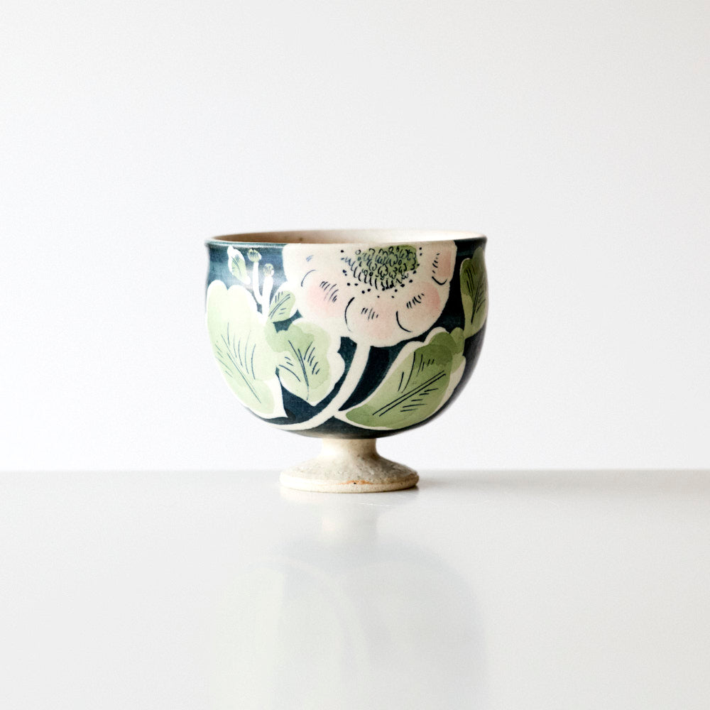 66 黒地桃色菊足付き小鉢（アイスカップ）