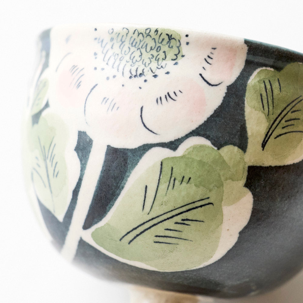 66 黒地桃色菊足付き小鉢（アイスカップ）