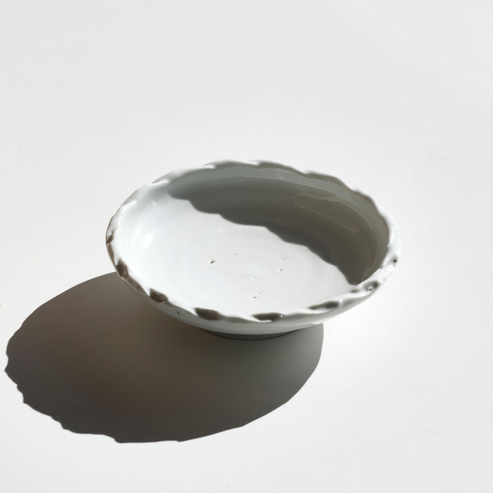 22 白磁波縁4寸皿