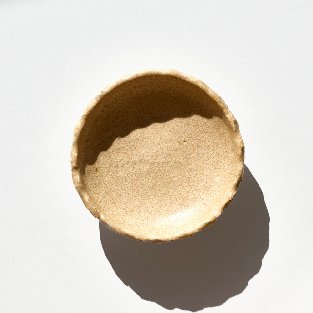 34 灰釉波縁4寸皿